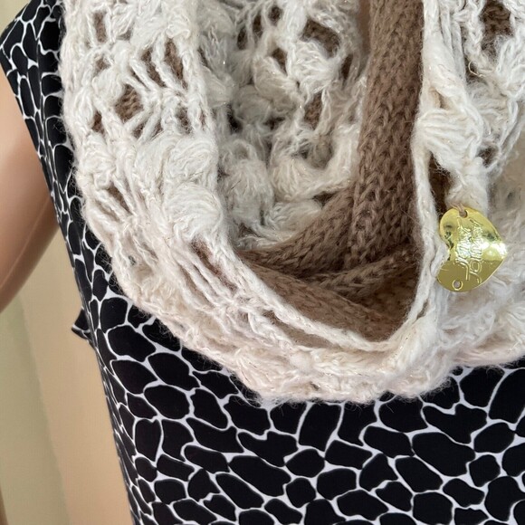 Betsey Johnson Openwork Knit Tube Scarf One Size Acrylic White & Beige w charm - Picture 7 of 9